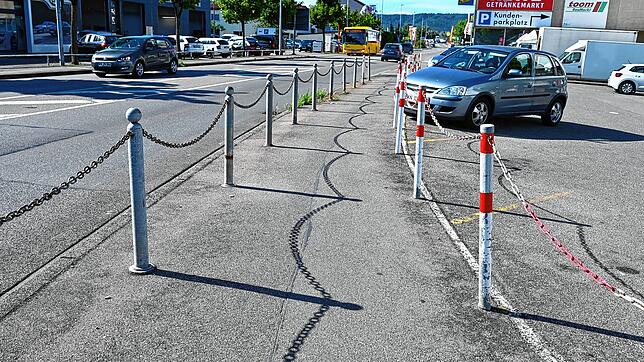 Hier wird&lsquo;s richtig eng: Zwischen den Ketten soll Platz für Radler und Fußgänger sein.