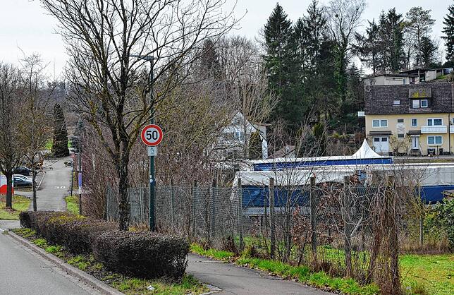 Hier soll zur Bundesstraße 33 hin eine Lärmschutzwand angelegt werden &ndash; außerdem Stellplätze für die Fahrzeuge der Feuerwehrleute, ...