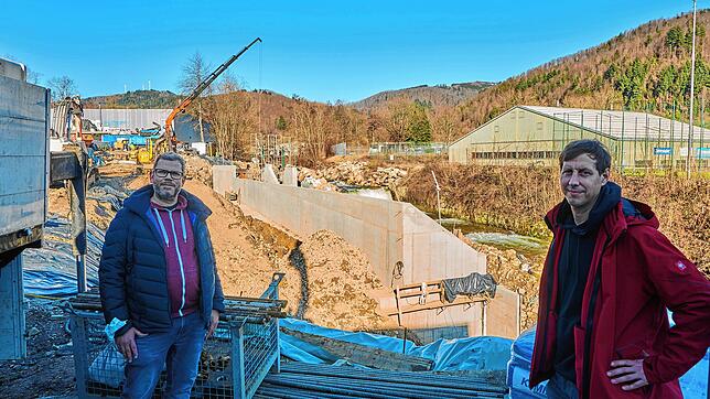 Tiefer gelegt: Um auf 7,5 Meter Fallhöhe zu kommen wird die Turbine weit nach unten verlegt. Direkt hinter Tiefbauleiter Helge Laufer ...