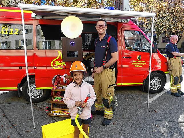 Mira wollte den Feuerwehrhelm gar nicht mehr ausziehen, rechts Michel Sieber.