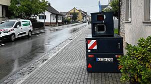 Selten in Wehr zu sehen: Ein Blitzer des Landratsamts steht in dieser Woche in der Tempo-30-Zone der Breitmattstraße.