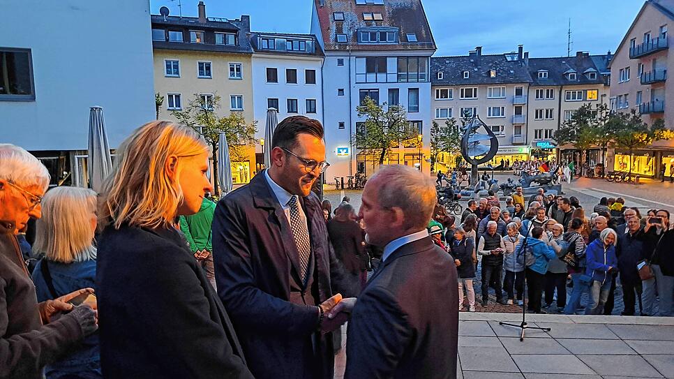 Johannes Henne (mit Ehefrau Emma) gratuliert Wahlsieger Simon Blümcke.