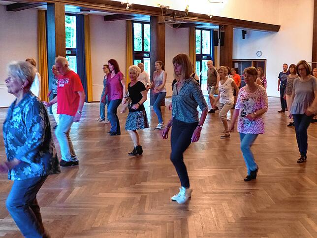 Linedance wird in, beziehungsweise auf der Linie getanzt. Hier ist von vornherein Abstand.