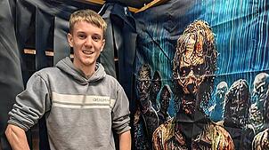 Veranstalter Jan Eberhard präsentiert stolz das „Horror Universe“ im Blauen Haus. Nicht mit auf dem Bild sein Bruder Kai, mit dem er das ...