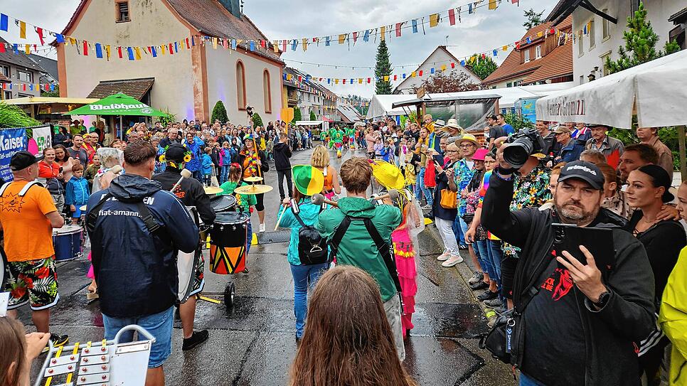 Der Umzug im Rahmen des Fests Samba Caramba im Klettgauer Ortsteil Rechberg ist trotz schlechten Wetters gut besucht.
