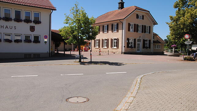 Die Ideen zur Neugestaltung des Harpolinger Zentrums sehen vor, den Dorfplatz von der Rathaus- und Schulseite über die Straße zu ziehen. ...