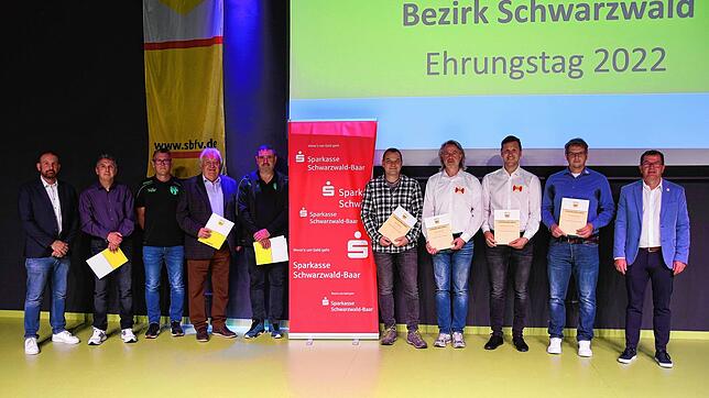 Sie wurden mit der Verbandsehrennadel ausgezeichnet (von links): Michael Seemann (Beauftragter Ehrenamt), Wolfgang Braun, Andreas ...