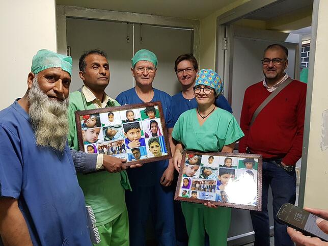 &bdquo;Verabschiedung nach einer Woche in Srinagar/Kaschmir, mit Fotos der Kinder die wir beim letzten Besuch, also vor einem Jahr ...