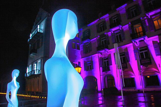 Teil der Lichtshow sind auch Frauenfiguren, die ebenfalls in verschiedenen Farben leuchten können.