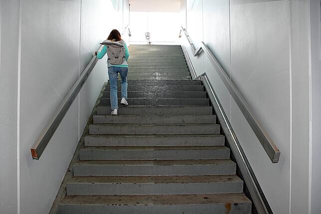 Die Treppenaufgänge zu den Gleisen sind saniert und hell.