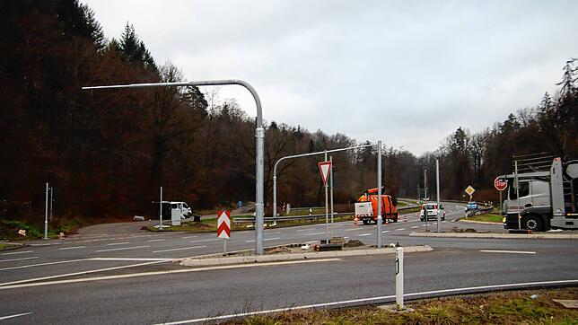 Am Knotenpunkt B313/Kreisstraße nach Wahlwies laufen die Arbeiten für den Aufbau einer permanenten Ampel.