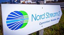 Ein Wegweiser steht vor der Erdgasempfangsstation der Ostseepipeline Nord Stream 2 im vorpommerschen Lubmin.