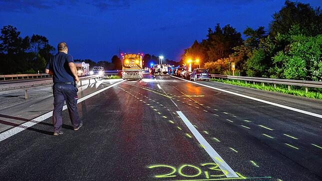 Die Polizei hat in einem Unfallauto auf der A81 in Baden-Württemberg außer dem schwerstverletzten Fahrer noch eine Leiche auf der ...