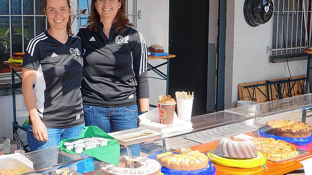Zwei Spielerinnen der Frauenmannschaft des SCNB verkauften die von Vereinsmitgliedern selbst gebackenen Kuchen am Sonntag am Sportplatz ...