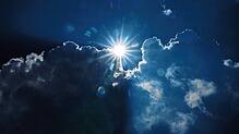 Sonne und Wolken am Sommerhimmel. Mit 300 Sonnenstunden war der August 2025 der sonnenscheinreichste August der letzten 14 Jahre.