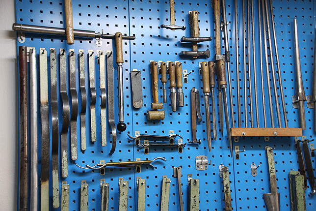 Statt Maschinen und Computern kommen bei den Reparaturen zum größten Teil konventionelle Werkzeuge zum Einsatz.