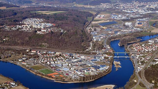 Blick auf den Rhein und die Waldshuter Schmittenau (im Vordergrund). Über die Rheinbrücke kommen täglich Einkaufs- und Tagestouristen ...
