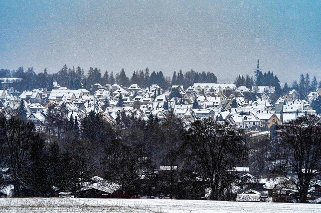 Der Winter meldet sich kalt und schneereich in Villingen zurück: die schneebedeckte Villinger Südstadt.