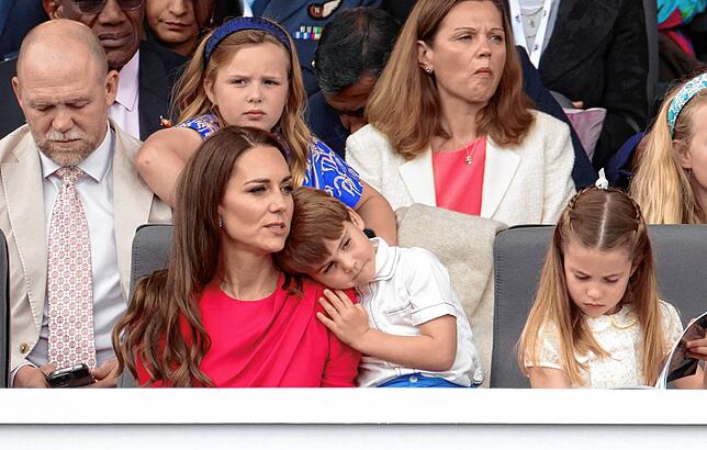 Kate, Prinz Louis und Prinzessin Charlotte, im Hintergrund neben Mike Tindall seine Tochter Mia.