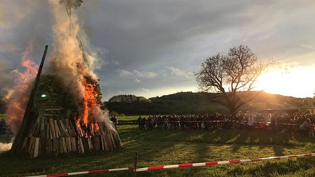 Der "Bietinger Osterfunken": Bei untergehender Sonne sieht er ebenso beeindruckend aus wie bei Dunkelheit. Hier das Geschehen des ...