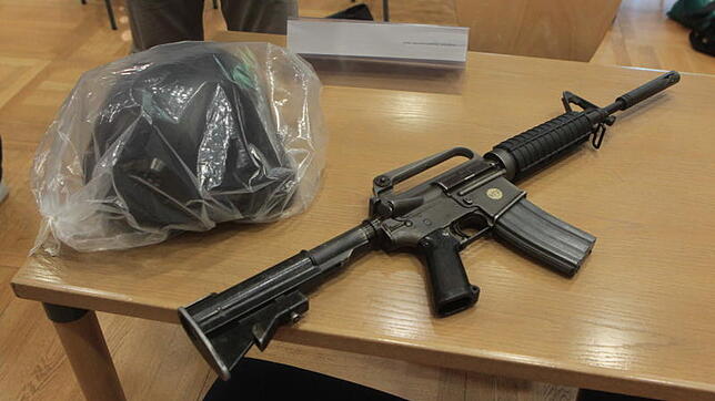 So sieht ein Sturmgewehr mit dem Namen M16 aus. Die Polizei hat es zur Anschauung bei der Pressekonferenz nach der Schießerei in der ...