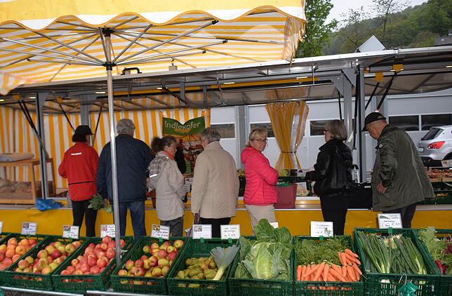 Immer wieder Schlange stehen muss man am Marktstand von Matthias Indlekofer, Gemüsestandbetreiber aus Birkingen, der mit der Nachfrage ...