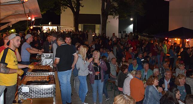 Musikalischer Sommerabend: Bewohner und Besucher feierten ausgelassen bis tief in die Nacht.