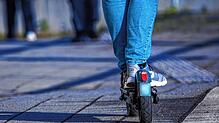 Ein 31-jähriger Angeklagter soll angeblich einen Polizeibeamten mit einem E-Scooter verletzt haben. Der Mann wurde nun zu einer ...