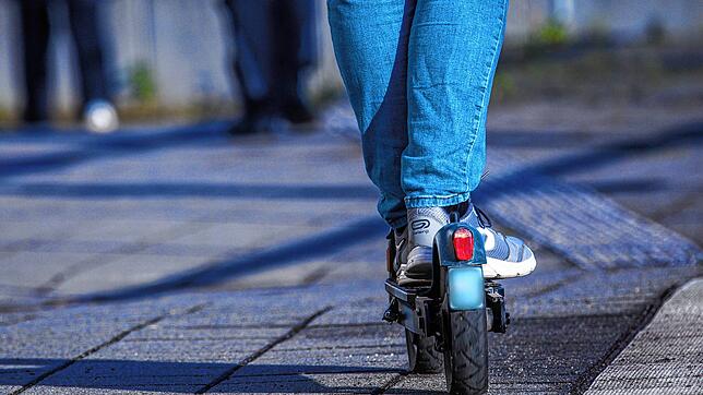 Ein 31-jähriger Angeklagter soll angeblich einen Polizeibeamten mit einem E-Scooter verletzt haben. Der Mann wurde nun zu einer ...
