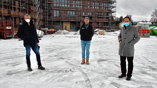 Die Drei auf der Baustelle (v.l.): In gebührendem Abstand empfangen Alexander Kopp vom Gottmadinger Bauamt, Bauleiter Dirk Drössel und ...