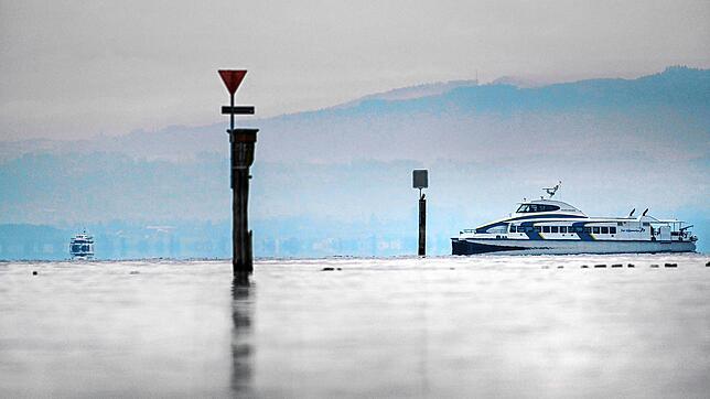 Der Katamaran Ferdinand fährt auf dem Bodensee von Konstanz nach Friedrichshafen. Über die Feiertage wird der Fahrplan weiter eingeschränkt.