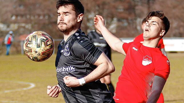 Patrick Lauble (FC Königsfeld, rechts) schoss im Lokalderby gegen den FC Pfaffenweiler (Marc Baumhäckel) zwei Tore. Die Parte endete 4:0 ...