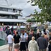 Erst aussteigen lassen: Passagiere verlassen an der Anlegestelle im Konstanzer Hafen das Motorschiff Überlingen. Andere Ausflügler ...