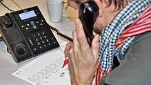 Ein Mann am Telefon (Symbolbild). Knapp 190 Kunden des Telekom-Riesen Vodafone in Villingen hatten mit dem Telefonieren am Montag, 25. ...