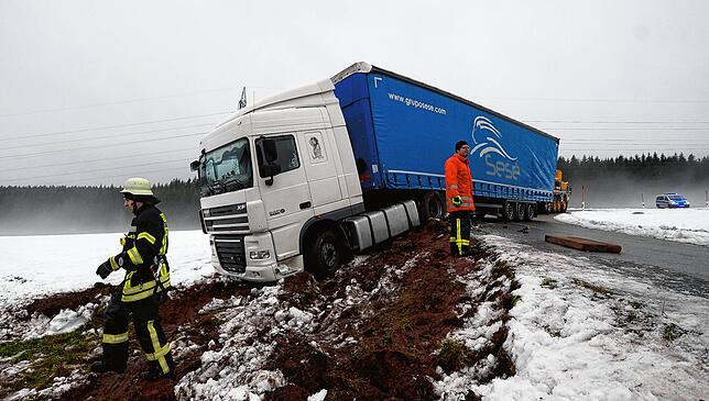 Glatteisunfall im Schwarzwald Ein Lkw kam durch die glatte Fahrbahn ins Rutschen und geriet von der Straße ab.