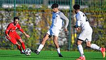 Starker Auftritt:Youngster Niklas Leichenauer (Mitte) vom FC Tiengen 08 spielte beim 1:0-Sieg beim Bahlinger SC II einmal mehr stark ...
