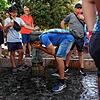 Ein Mann erfrischt sich in Rom an einem Brunnen. Temperaturen um die 40 Grad tagsüber und 30 Grad nachts machen den Menschen in weiten ...