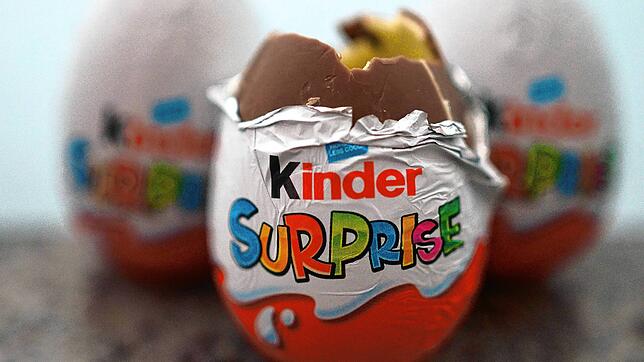 Drei britische Varianten der Kinder-Überraschungseier liegen auf einem Tisch.