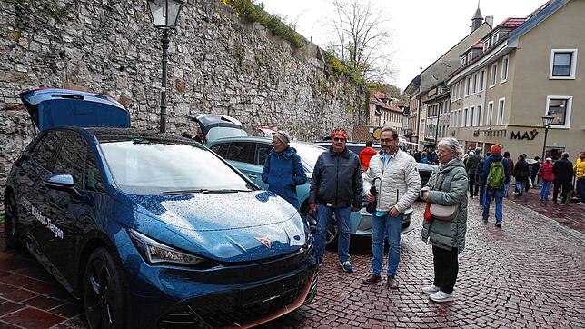 Neben offenen Ladentüren, gehörten Foodtrucks und eine Ausstellung mit E-Autos und E-Bikes zum Rahmenprogramm. Dies sind unsere Bilder.