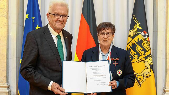 Ministerpräsident Winfried Kretschmann (links) verleiht Renate Reinhart aus Hohentengen (rechts) das Bundesverdienstkreuz am Bande.