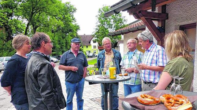 Auf dem sanierten Vorplatz vor der Bäckerei Tritschler erläutert Ortsvorsteher Klaus Martin (Zweiter von rechts) bei einer kleinen ...