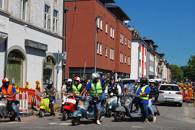Beim „Anrollern“ füllte der Schwarm von 95 Vespas die Luft mit dem typischen Geruch der Zweitaktermischung.