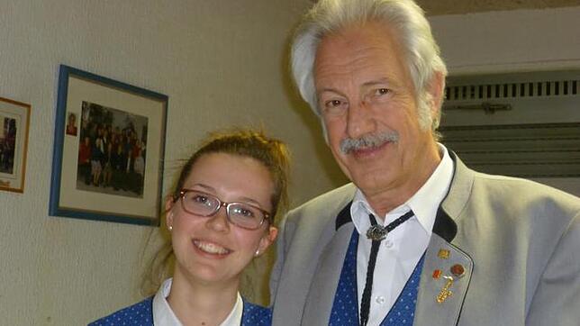 Klaus Hunzinger ist neuer Vorsitzender des MV Minseln. Neue Kassiererin ist Laura Mürle. Bild: Gabriele Rasenberger