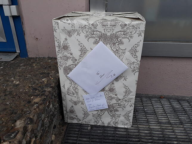 Weihnachten 2017: Ein Päckchen sowie ein Umschlag „Für Werner“ warten vor dem Dorfladen in Wallhausen auf Werner Husemann. Auf dem ...