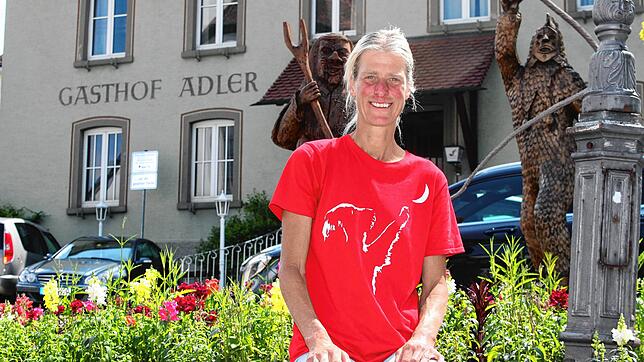 Bürgermeisterkandidatin Heike Padberg vor dem einstigen Gasthof Adler. Ihr Vorschlag: Mischnutzung mit Gastronomie und Kleinkunstbühne ...