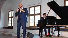 Musik ist seine Passion: Hermann Stengele und der Pianist Tobias Rädle bei ihrem Udo-Jürgens-Tribute im Meßkircher Schlosskeller.