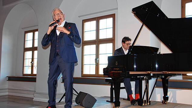 Musik ist seine Passion: Hermann Stengele und der Pianist Tobias Rädle bei ihrem Udo-Jürgens-Tribute im Meßkircher Schlosskeller.