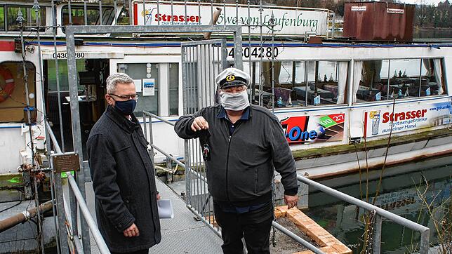 Mit der symbolischen Schlüsselübergabe für das Fahrgastschiff Löwe von Laufenburg von Jürgen Schroff (rechts im Bild) an den neuen ...