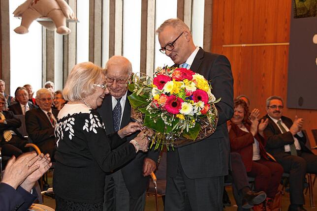 Bürgermeister Michael Rieger würdigt die große Leistung von Lieselotte Lauffer an der Seite ihres Mannes Günter Lauffer mit einem ...