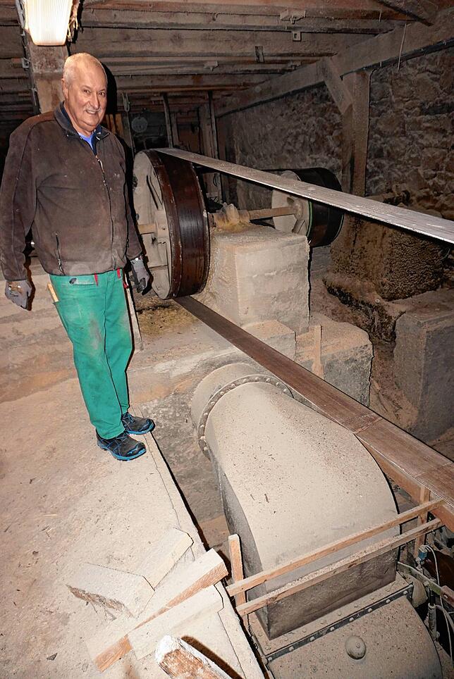 Die Wasserkraft der Steina wird für den Antrieb des Generators, der dann den nötigen Strom für die Säge erzeugt, genutzt. Klaus Preiser ...